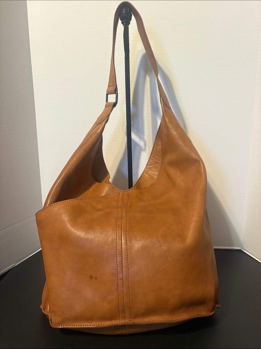 Everyday Leather Hobo Bag - Cognac - Picture 4 of 8